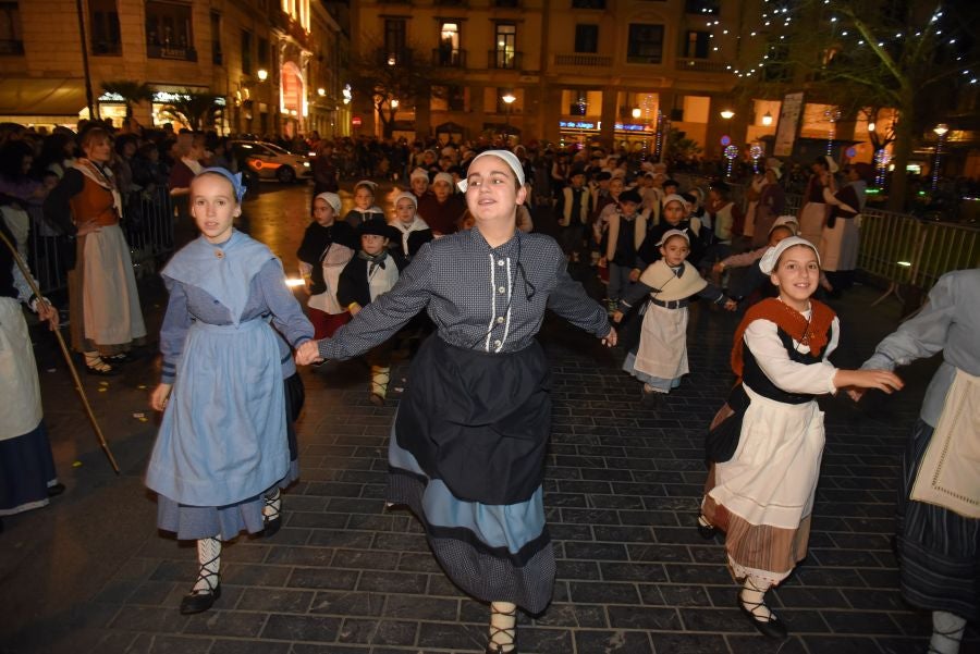 Olentzero y Mari Domingo han recorrido todos los rincones de San Sebastián para recoger las peticiones de los más pequeños.