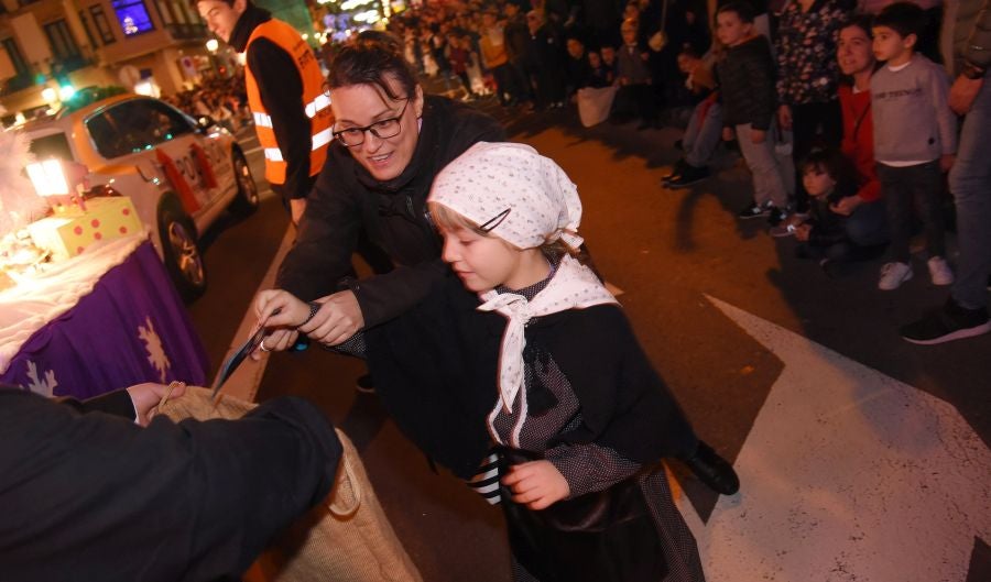 Olentzero y Mari Domingo han recorrido todos los rincones de San Sebastián para recoger las peticiones de los más pequeños.
