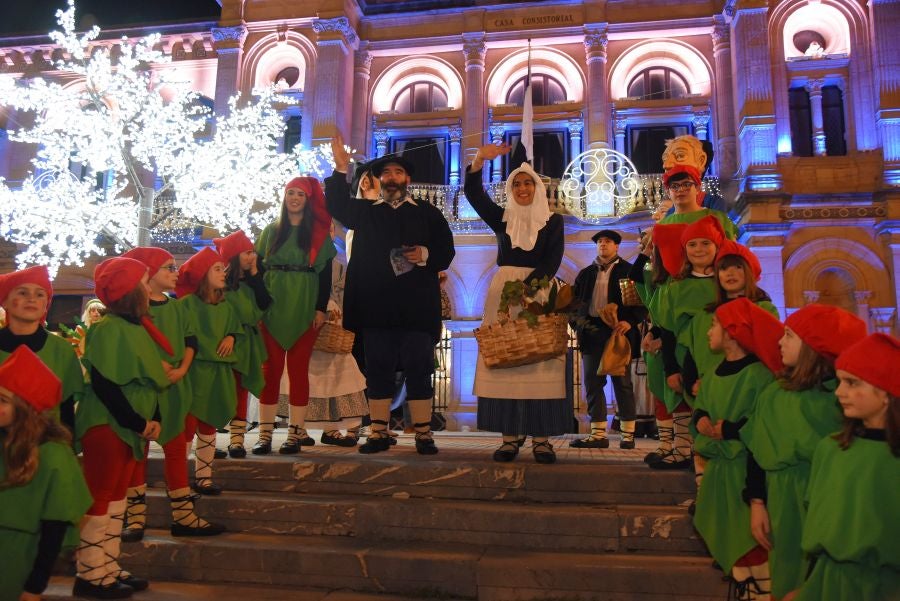 Olentzero y Mari Domingo han recorrido todos los rincones de San Sebastián para recoger las peticiones de los más pequeños.