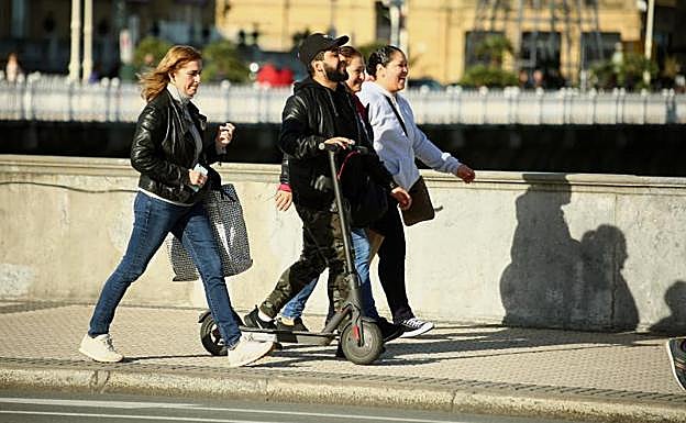 El usuario debe bajarse del patinete para circular por la acera. :