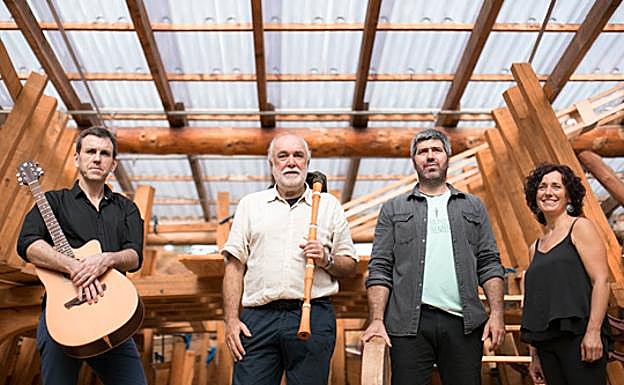Juan Mari Beltran, junto a Ander Barrenetxea, Errege Belda y Aitor Gabilondo (guitarra).
