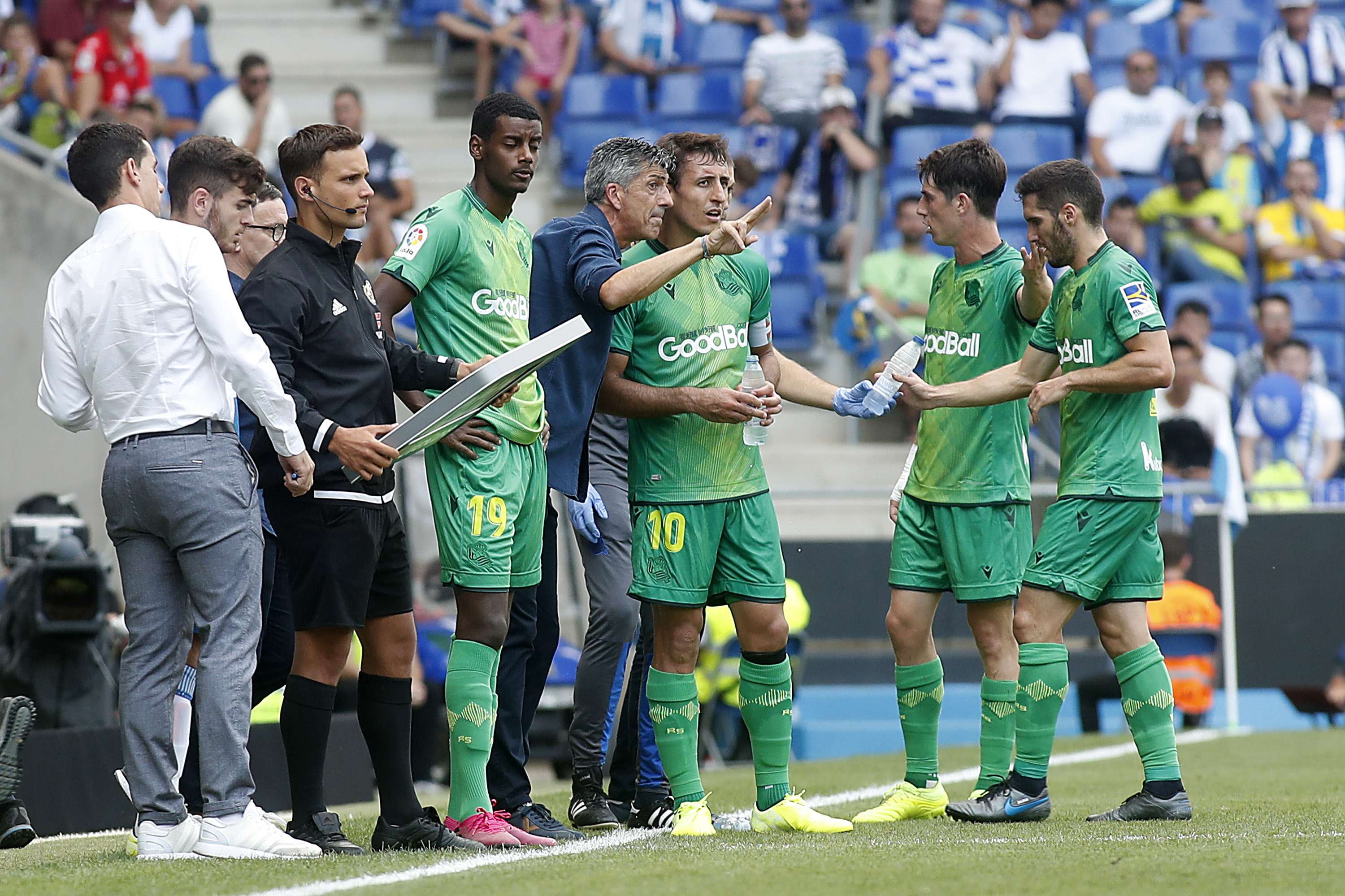Imanol Alguacil, dando instrucciones a Mikel Oyarzabal junto a Alexander Isak, Aritz Elustondo y Joseba Zaldua en el partido frente al Espanyol.
