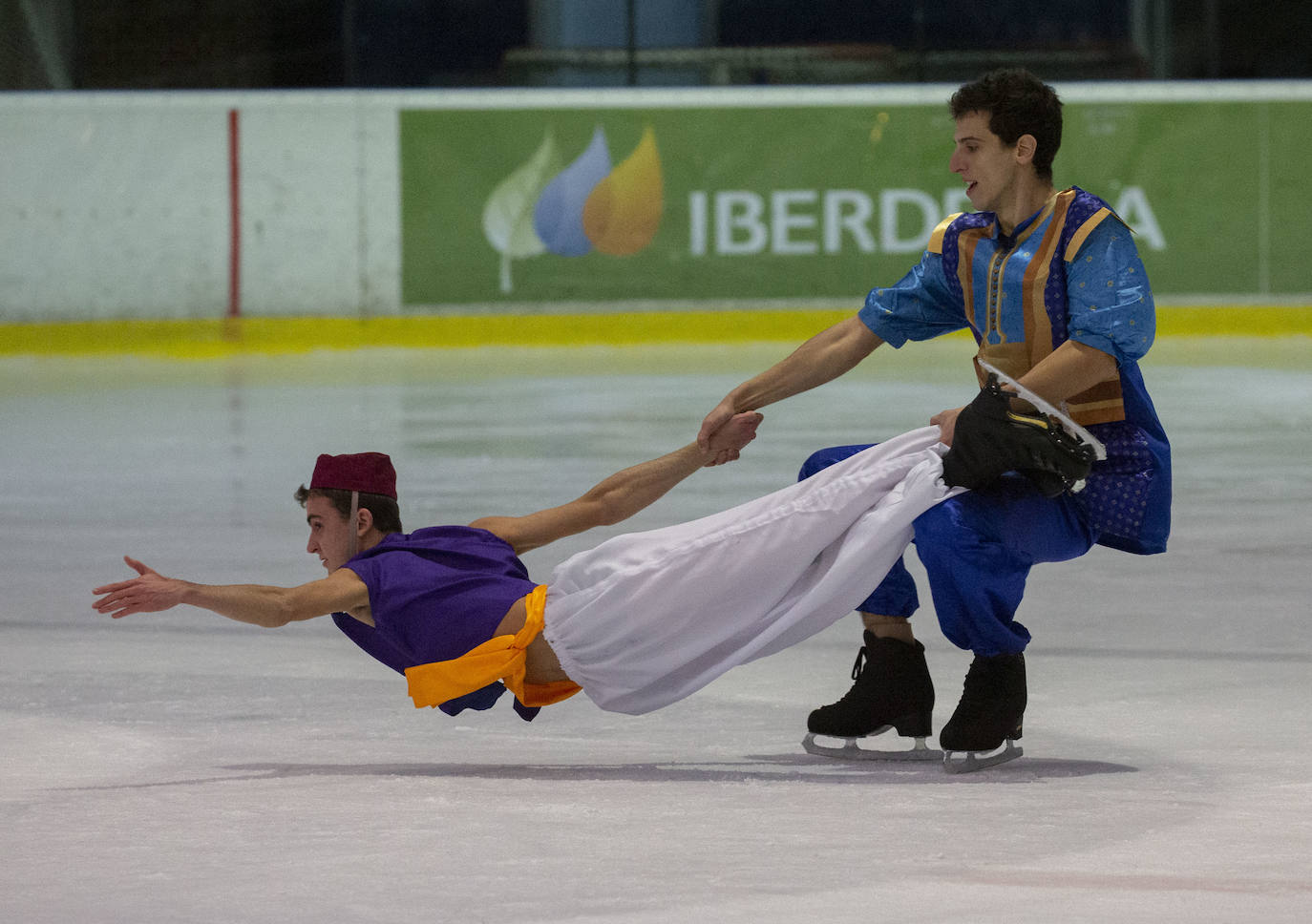 Las acrobacias volverán hoy y mañana al Palacio de Hielo Txuri Urdin. 