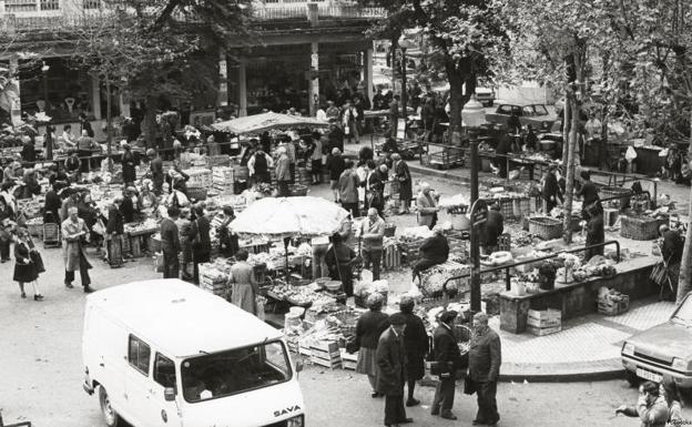 ctividad de las caseras hace cuatro décadas en la plaza de la Bretxa.