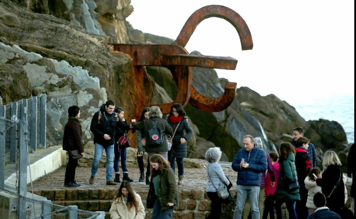 Una vista del Peine del Viento lleno de visitantes, este jueves.