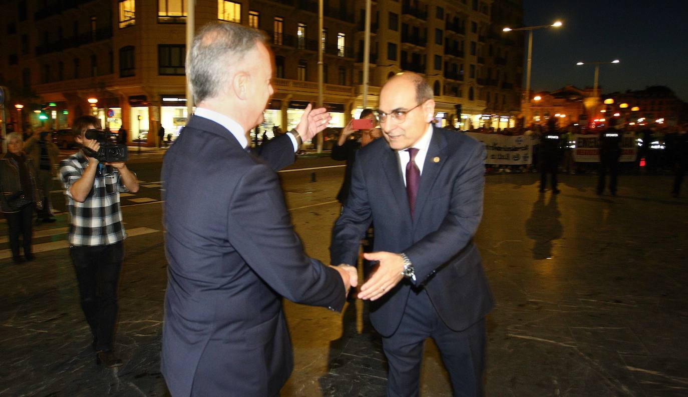 La presunta filtración de exámenes que investiga la Justicia afecta ya a 13 especialidades. El fraude de la OPE de 2016-17, por el que hay cinco médicos imputados, y la presión política por la gestión del caso forzó el pasado marzo la dimisión del consejero Jon Darpón. Salud ha modificado el modelo de OPE. Para 2020 convocará otra con 3.103 plazas.