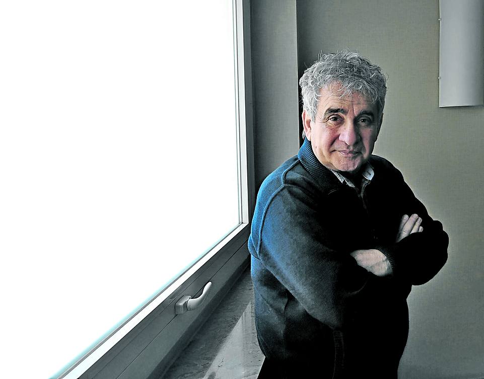 Reconoce su relevancia en la literatura de nuestro país. Lo recibió tras anunciar que 'Etxeak eta hilobiak' será su última novela y que abordará otros géneros.