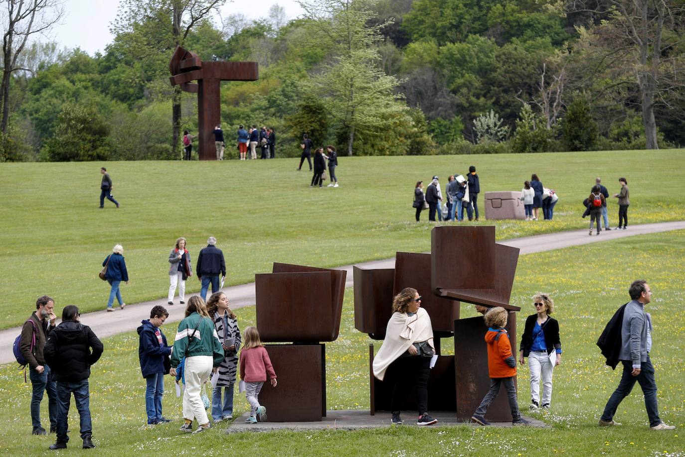 La reapertura el 17 de abril de la casa museo de Zabalaga creada por Eduardo Chillida y que había permanecido cerrada durante ocho años, ha sido uno de los acontecimientos culturales del año en Gipuzkoa. En el paraje en torno al caserío Zabalaga se pueden visitar 40 esculturas de gran tamaño, en un prado de 12 hectáreas. Y, además, se pueden ver más de cien obras de pequeño tamaño y dibujos creados por el artista a lo largo de 50 años de trabajo.