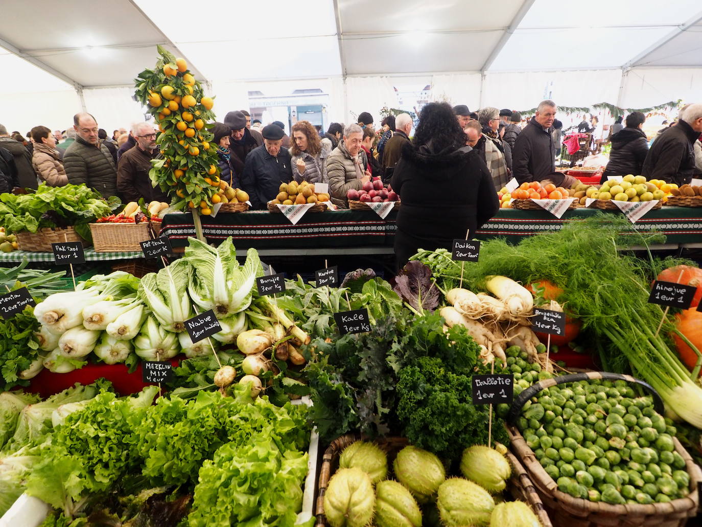 Elgoibar disfruta este sábado de una soleada feria Gabon Zahar