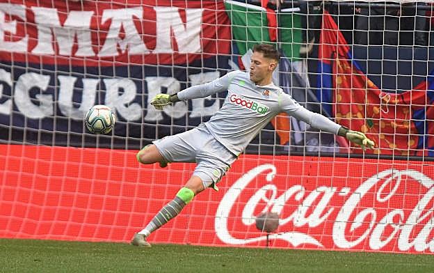 Álex Remiro realiza un saque en El Sadar frente a Osasuna.