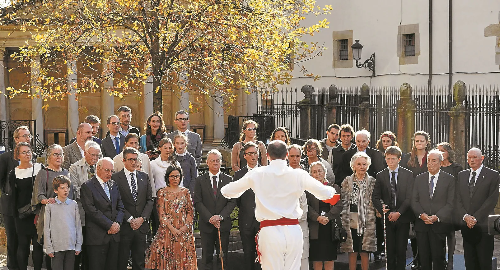 Iñigo Urkullu y el resto de los lehendakaris de la democracia, junto a familiares de Aguirre y Leizaola el pasado día 15 en Gernika.