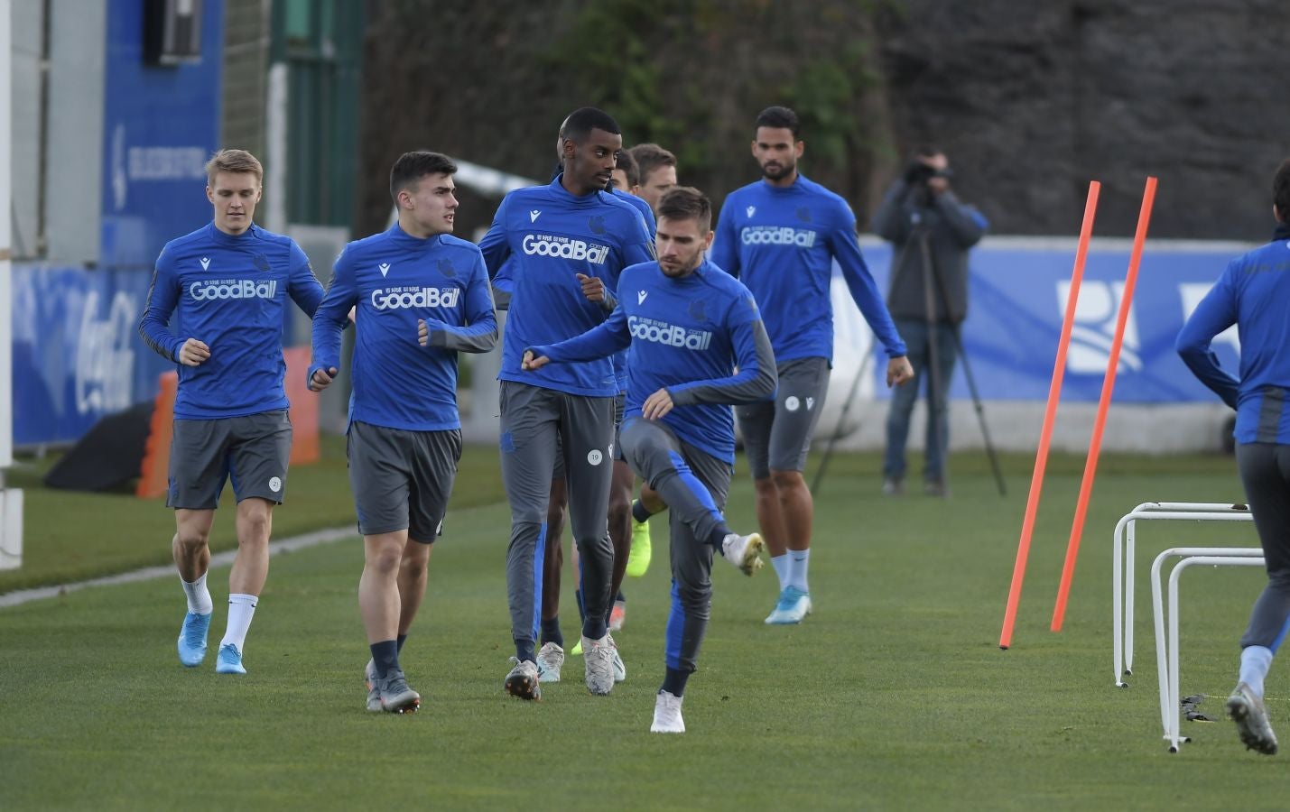 Los jugadores de la Real Sociedad han vuelto a los entrenamientos este lunes en Zubieta donde centenares de aficionados se han acercado a seguir la sesión de preparación