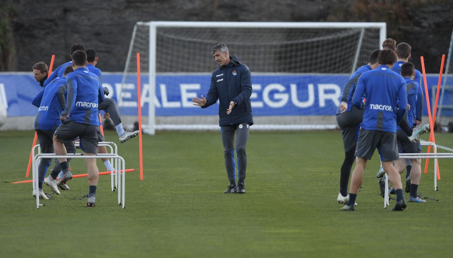 Los jugadores de la Real Sociedad han vuelto a los entrenamientos este lunes en Zubieta donde centenares de aficionados se han acercado a seguir la sesión de preparación