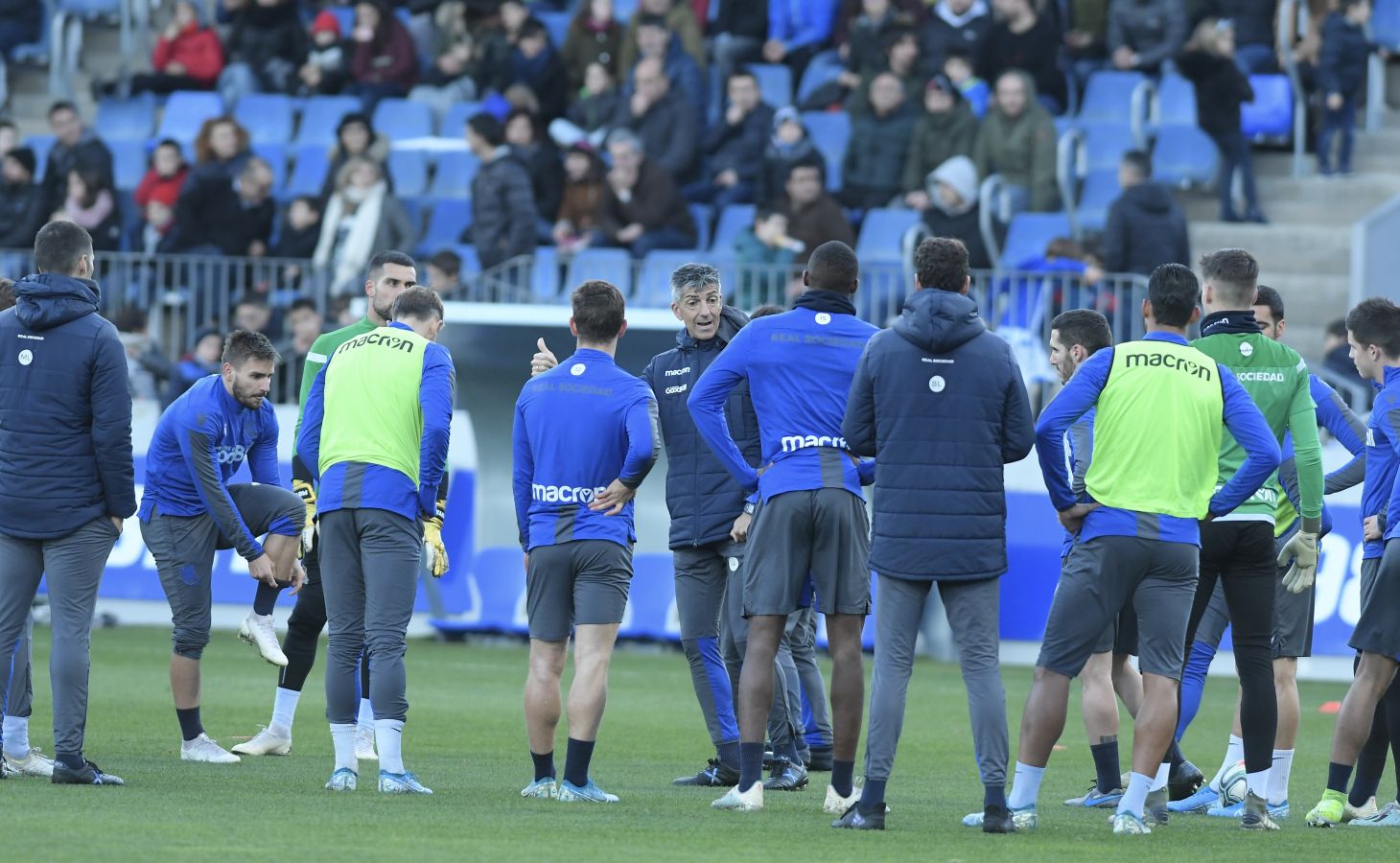 Los jugadores de la Real Sociedad han vuelto a los entrenamientos este lunes en Zubieta donde centenares de aficionados se han acercado a seguir la sesión de preparación