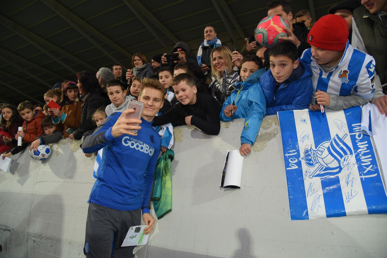 Los jugadores de la Real Sociedad han vuelto a los entrenamientos este lunes en Zubieta donde centenares de aficionados se han acercado a seguir la sesión de preparación