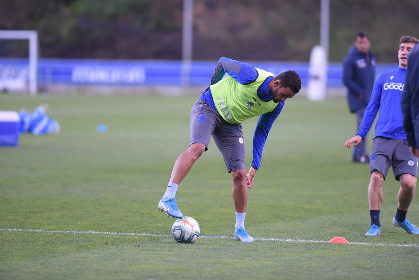 Los jugadores de la Real Sociedad han vuelto a los entrenamientos este lunes en Zubieta donde centenares de aficionados se han acercado a seguir la sesión de preparación