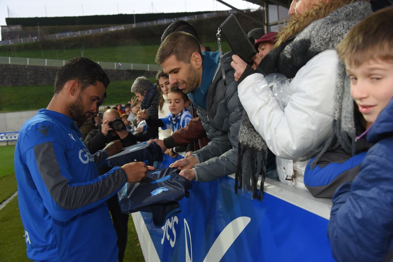 Los jugadores de la Real Sociedad han vuelto a los entrenamientos este lunes en Zubieta donde centenares de aficionados se han acercado a seguir la sesión de preparación