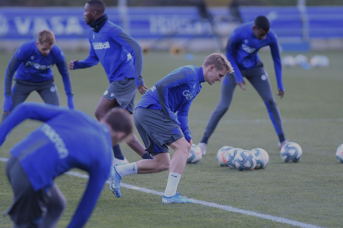 Los jugadores de la Real Sociedad han vuelto a los entrenamientos este lunes en Zubieta donde centenares de aficionados se han acercado a seguir la sesión de preparación