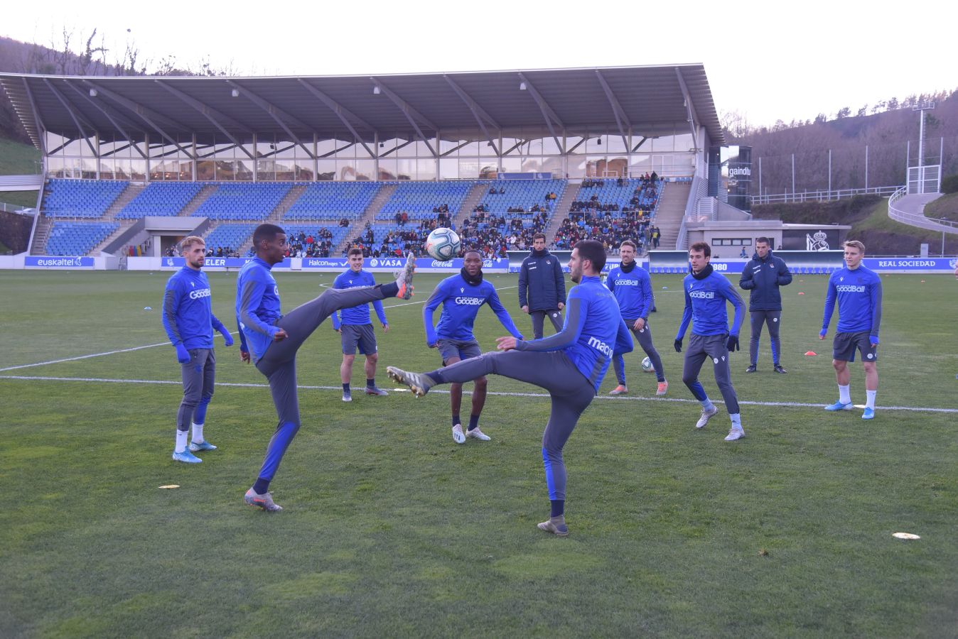 Los jugadores de la Real Sociedad han vuelto a los entrenamientos este lunes en Zubieta donde centenares de aficionados se han acercado a seguir la sesión de preparación