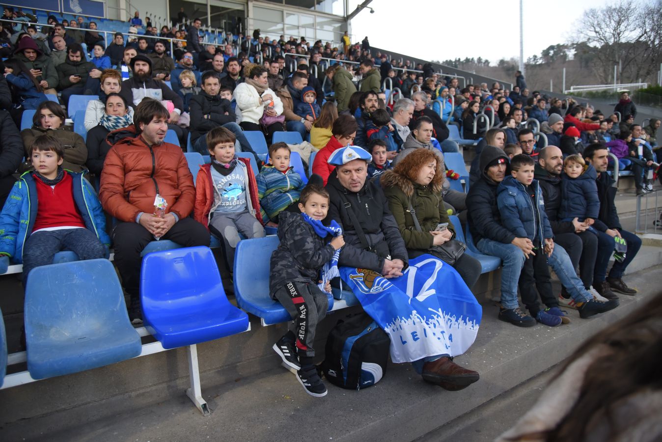 Los jugadores de la Real Sociedad han vuelto a los entrenamientos este lunes en Zubieta donde centenares de aficionados se han acercado a seguir la sesión de preparación