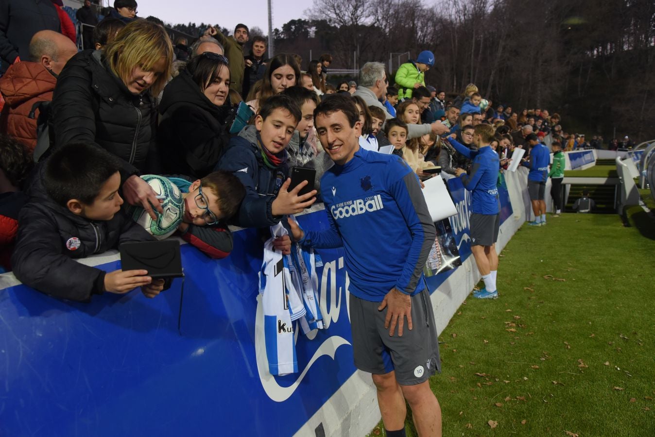 Los jugadores de la Real Sociedad han vuelto a los entrenamientos este lunes en Zubieta donde centenares de aficionados se han acercado a seguir la sesión de preparación