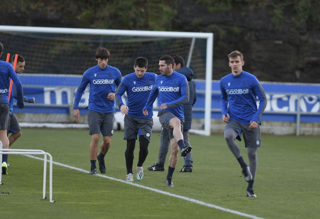 Los jugadores de la Real Sociedad han vuelto a los entrenamientos este lunes en Zubieta donde centenares de aficionados se han acercado a seguir la sesión de preparación