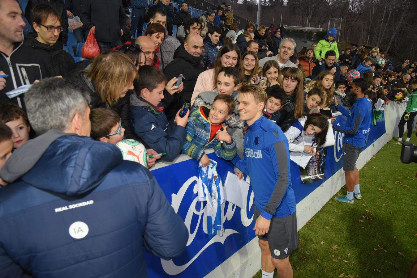 Los jugadores de la Real Sociedad han vuelto a los entrenamientos este lunes en Zubieta donde centenares de aficionados se han acercado a seguir la sesión de preparación