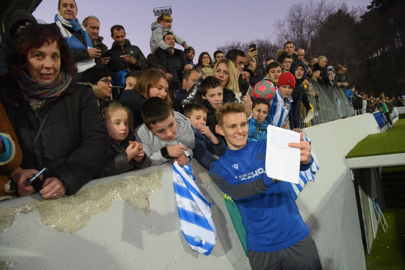 Los jugadores de la Real Sociedad han vuelto a los entrenamientos este lunes en Zubieta donde centenares de aficionados se han acercado a seguir la sesión de preparación