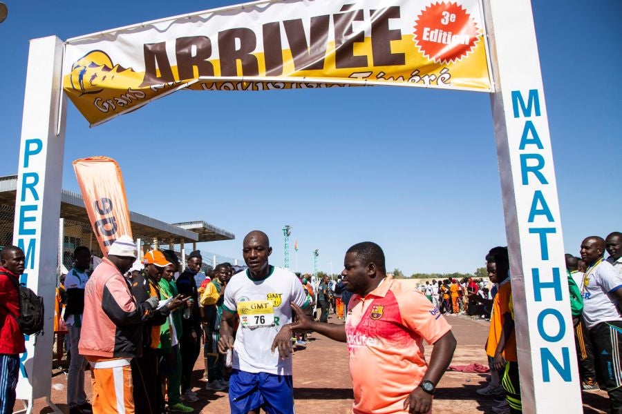 El primer maratón en la historia de Niger se ha celebrado el 29 de diciembre cerca de la ciudad de Agadez. La prueba se ha disputado con la vigilancia de una docena de militares para evitar cualquier ataque yihadistas. 