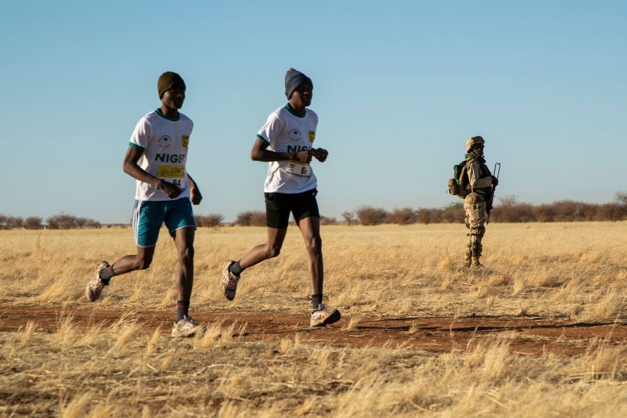 El primer maratón en la historia de Niger se ha celebrado el 29 de diciembre cerca de la ciudad de Agadez. La prueba se ha disputado con la vigilancia de una docena de militares para evitar cualquier ataque yihadistas. 