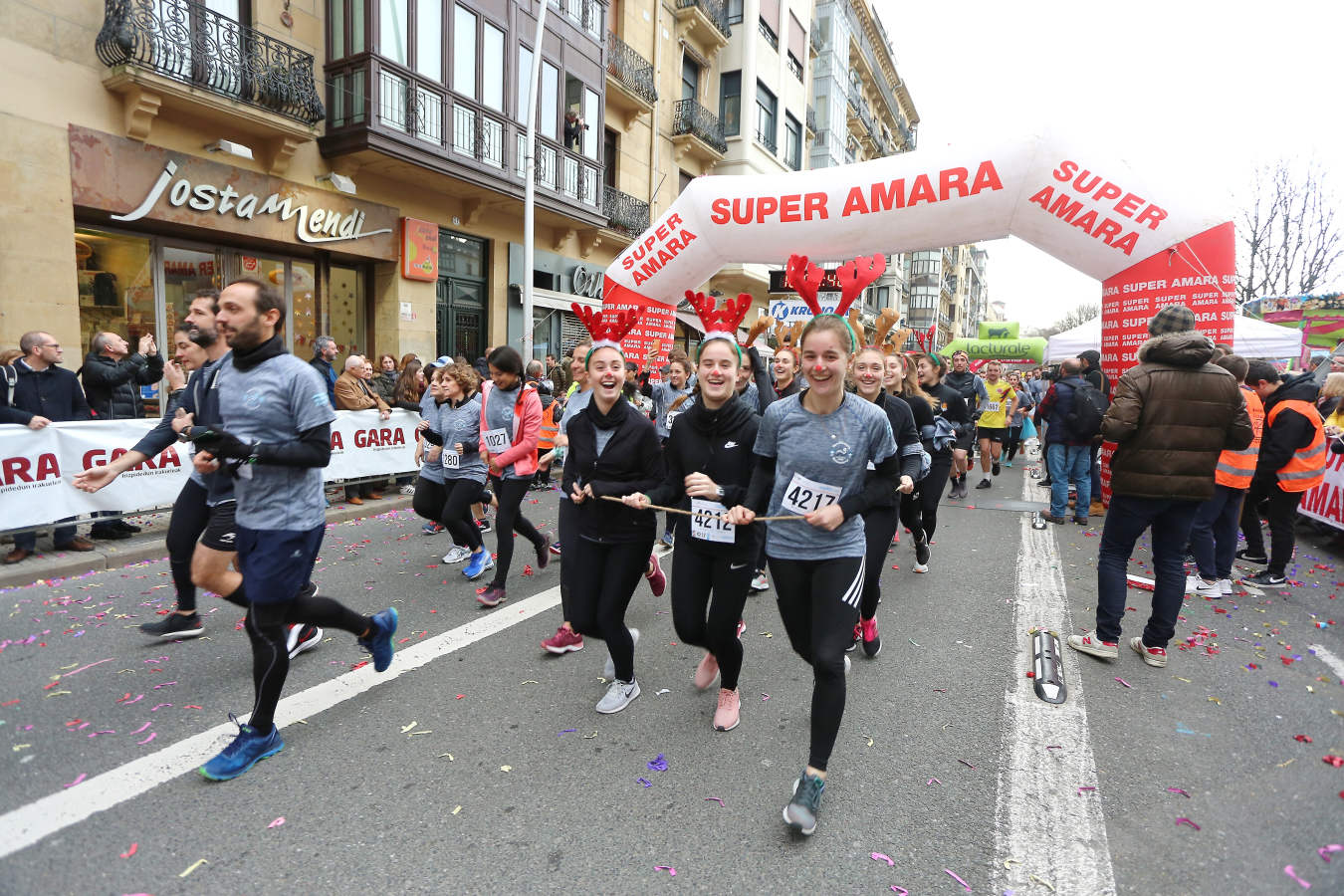 Sin miedo al frio y con la única ilusión de cruzar la meta. Miles de corredores han participado en la carrera de la capital guipuzcoana, donde ha reinado el buen ambiente