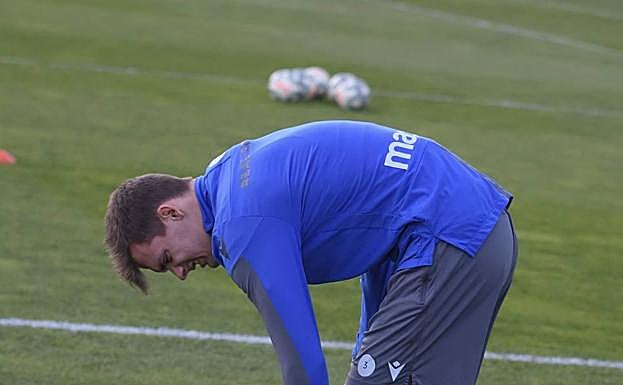 Diego Llorente se duele de un golpe en la sesión de ayer.