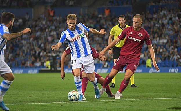 Martin Odegaard en el partido contra el Alavés en el Reale Arena.