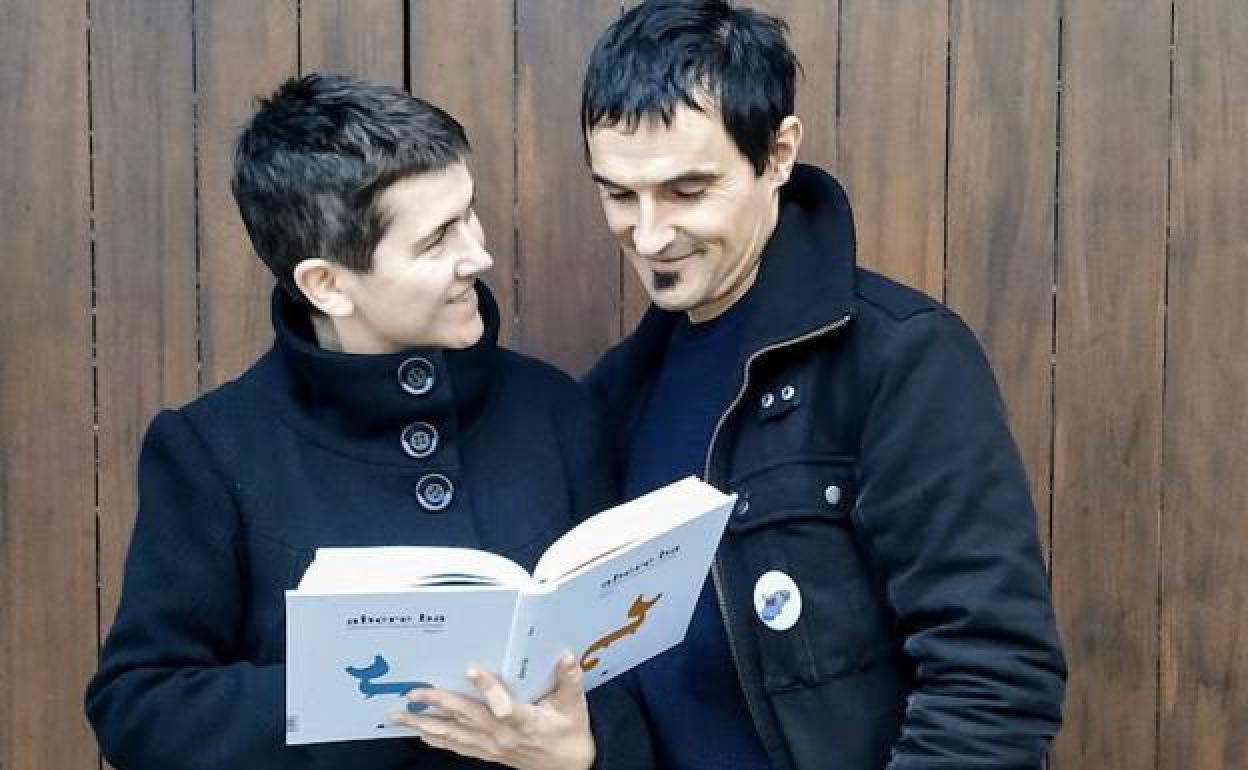Itziar Aranburu eta Jon Ander Garcia, elkarrekin osatu duten liburua eskuetan dutela.