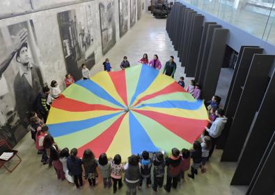 Imagen secundaria 1 - Entrada a Chillida Lantoki, cuyo edificio conserva las huellas de su pasado como fábrica papelera; El museo acoge actividades para todas las edades y la gran prensa empleada en las obras de Chillida.
