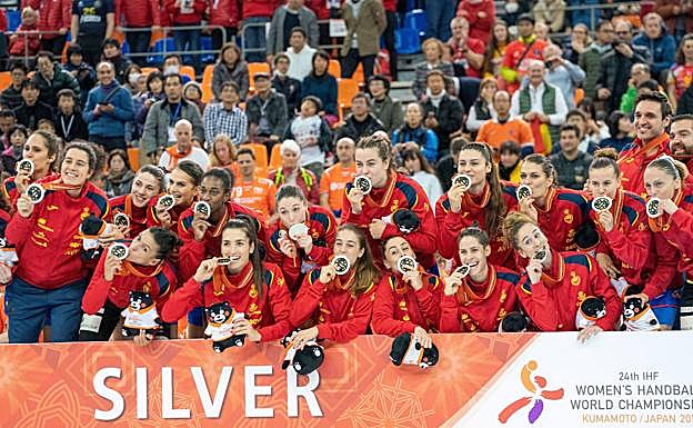 Las jugadoras de la selección española de balonmano, celebrando la plata lograda en el Mundial de Japón. 