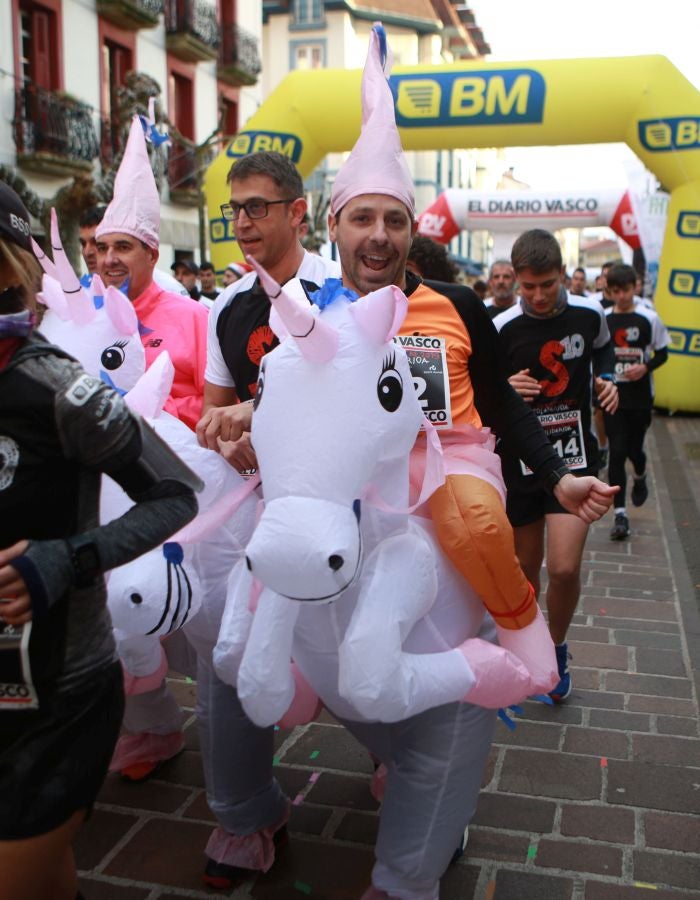 La décima edición de la San Silvestre Solidaria Sport Mundi se ha celebrado en un inmejorable ambiente festivo. Los beneficios obtenidos irán destinados a la ONG DOA, vinculada al sector sanitario que trabaja en Bolivia y Guatemala.