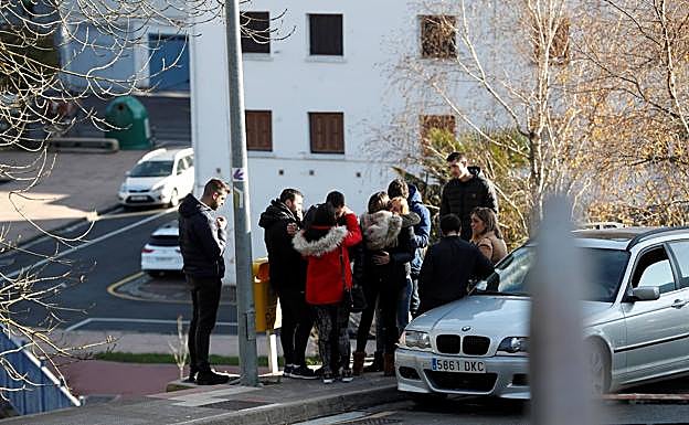 Amigos lloran desconsolados en el lugar de los hechos. 