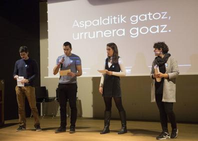 Imagen secundaria 1 - Guztion Alardea: Los jóvenes siguen empeñados en buscar solución al Alarde de Hondarribia