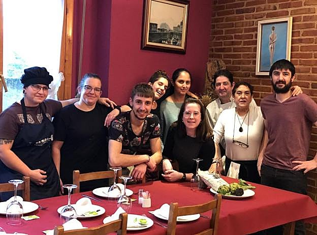 Responsables y personal del restaurante Iribia de Ancín posan en el comedor del local.