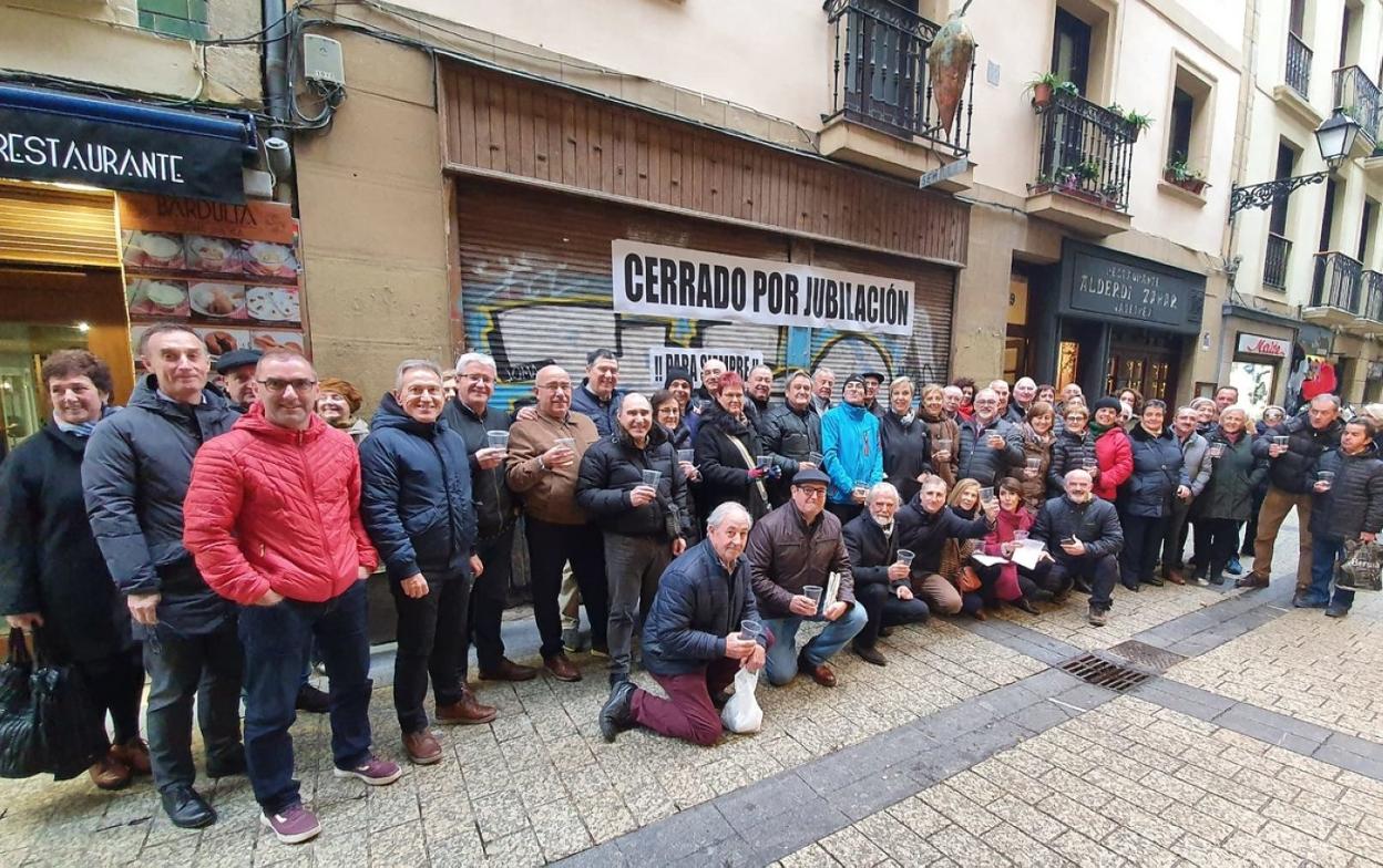 Socios de Kresala y otros amigos en la despedida de la tienda Semillas Elosegui. 