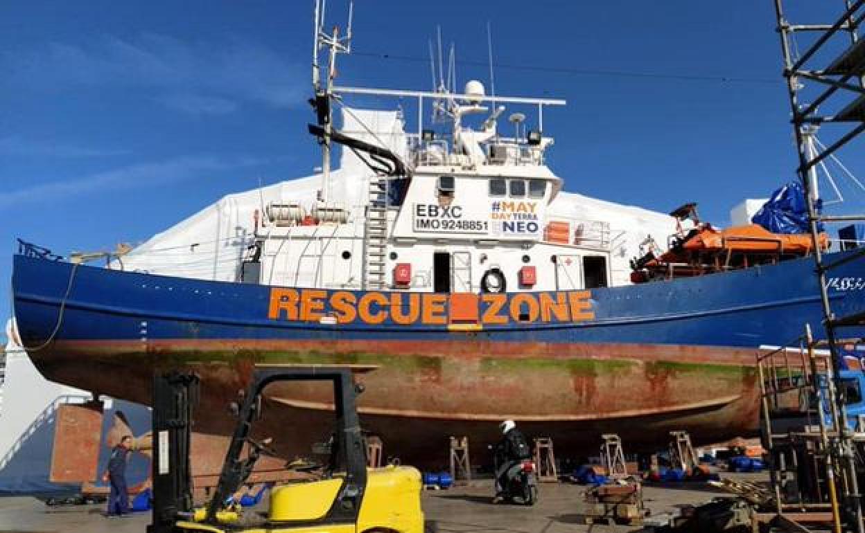 El 'Aita Mari' en el astillero de Atenas en el que está siendo puesto a punto.