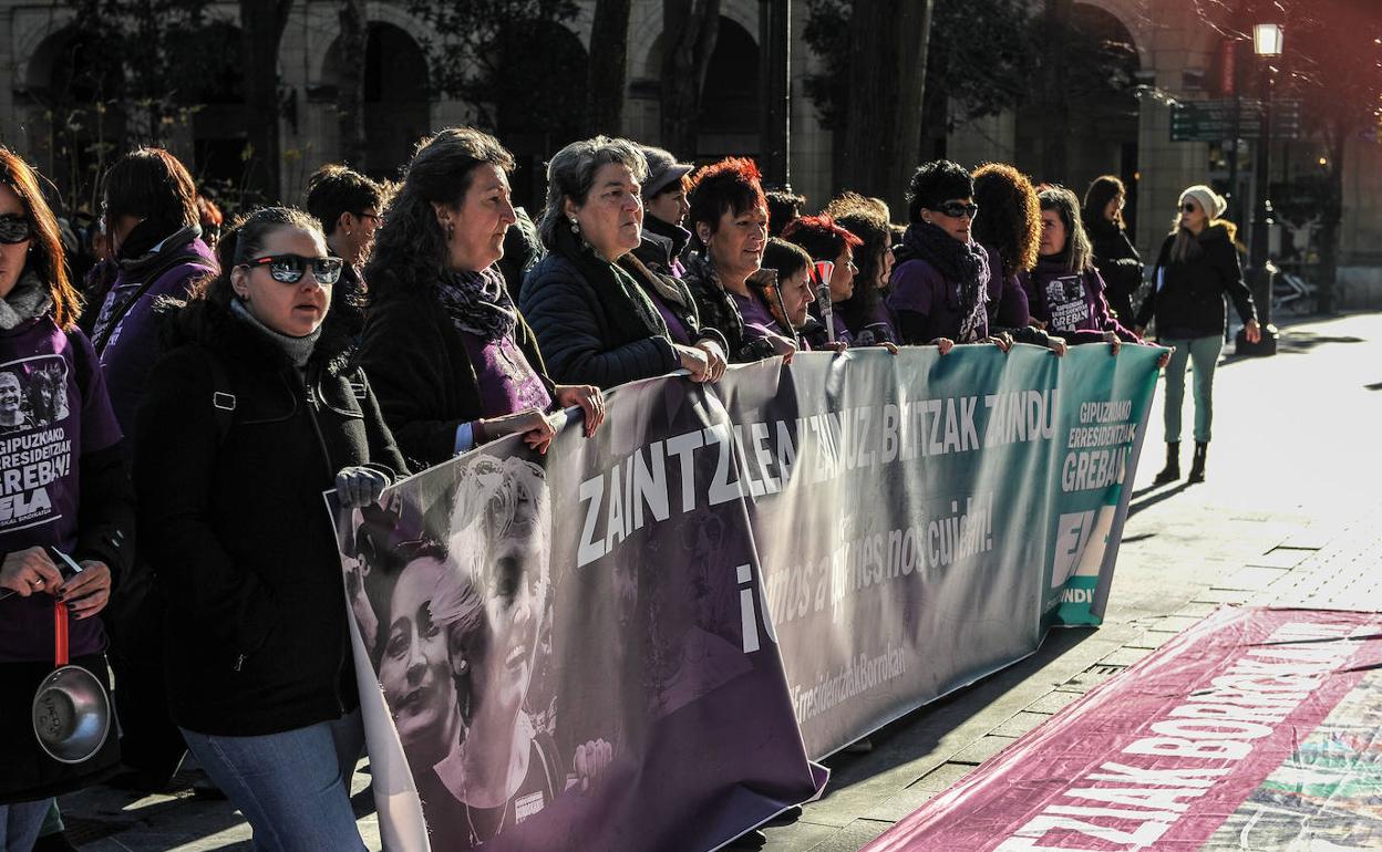 Trabajadoras protestan esta semana frente a la Diputación en Donostia.