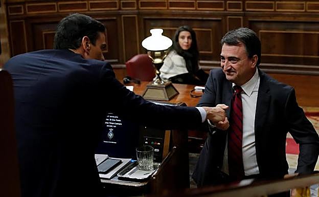 Pedro Sánchez estrecha la mano de Aitor Esteban tras su intervención en el pleno de investidura
