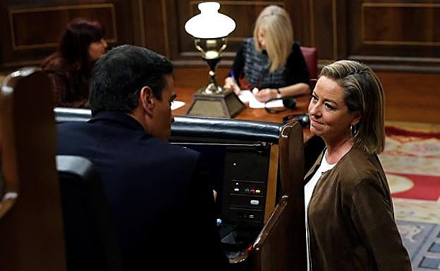Ana Oramas, diputada de Coalición Canaria frente a Pedro Sánchez. 
