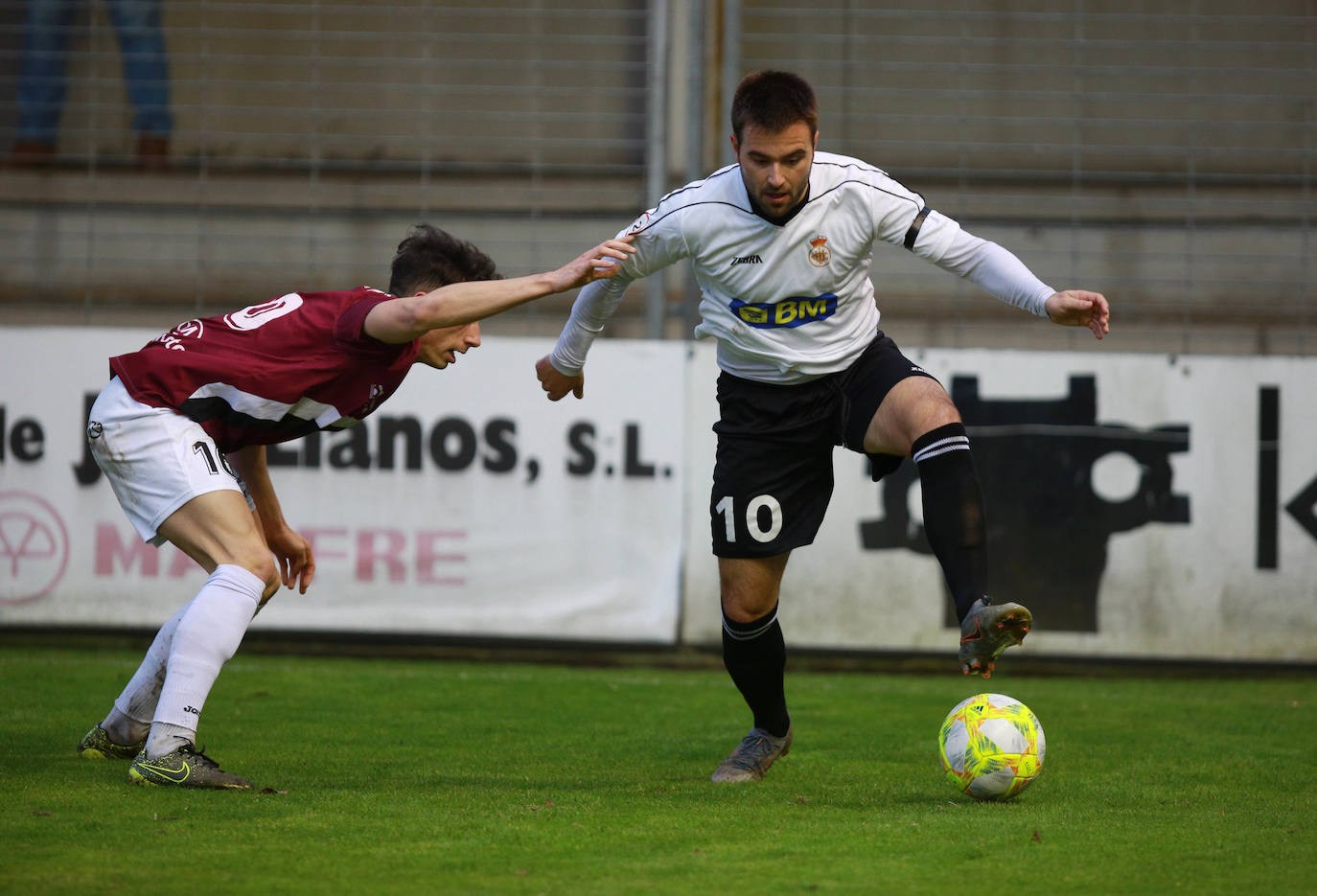 on dos claras ocasiones ha comenzado el Real Unión su choque de la última jornada de la primera vuelta ante el Haro. En el minuto 6, Galán ganaba línea de fondo y la cedía atrás para Eneko, que remataba ligeramente desviado a la derecha de Sobrón. La nota curiosa de la tarde la puso la presencia de un cisne en la segunda parte, que mantuvo detenido el choque varios minutos.