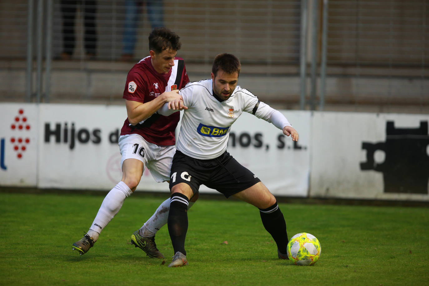 on dos claras ocasiones ha comenzado el Real Unión su choque de la última jornada de la primera vuelta ante el Haro. En el minuto 6, Galán ganaba línea de fondo y la cedía atrás para Eneko, que remataba ligeramente desviado a la derecha de Sobrón. La nota curiosa de la tarde la puso la presencia de un cisne en la segunda parte, que mantuvo detenido el choque varios minutos.