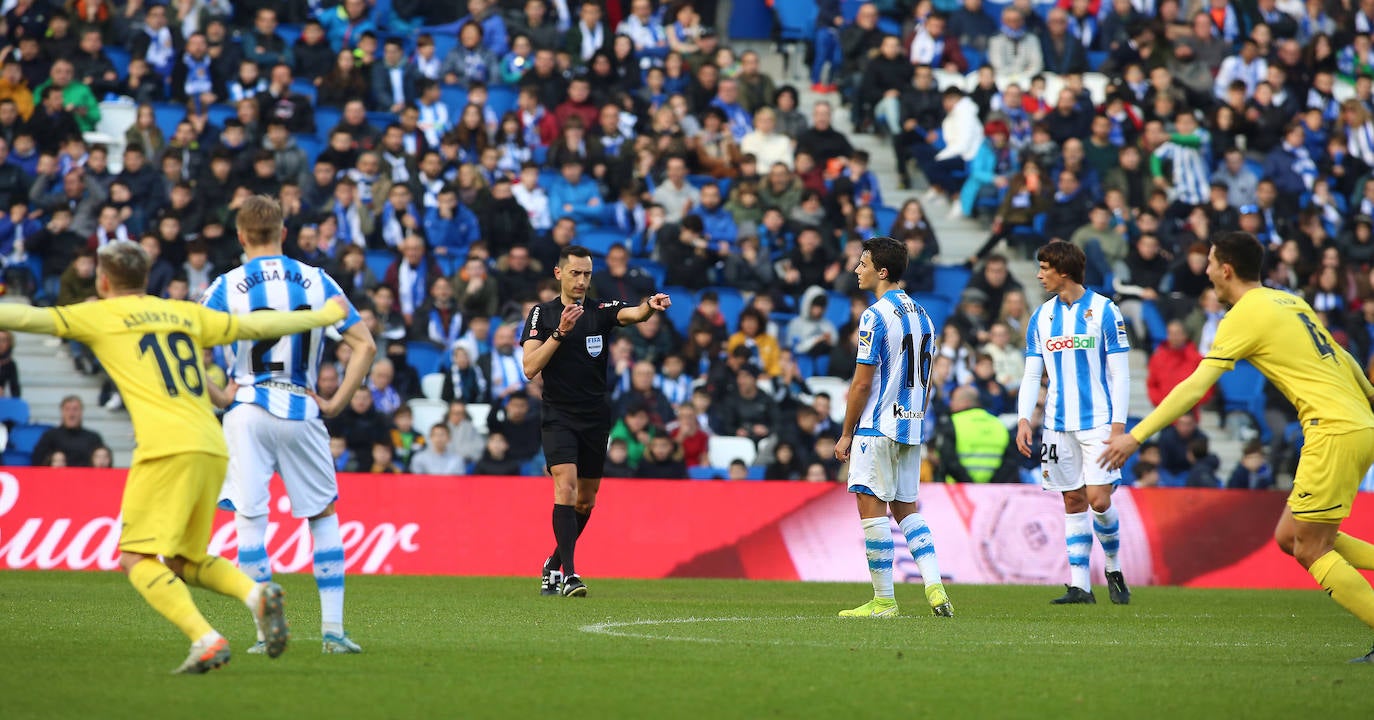 Willian José ha adelantado a la Real en el marcador al descanso, pero el Villarreal ha remontado con los goles de Trigueros de penalti, y Cazorla tras la revisión del VAR