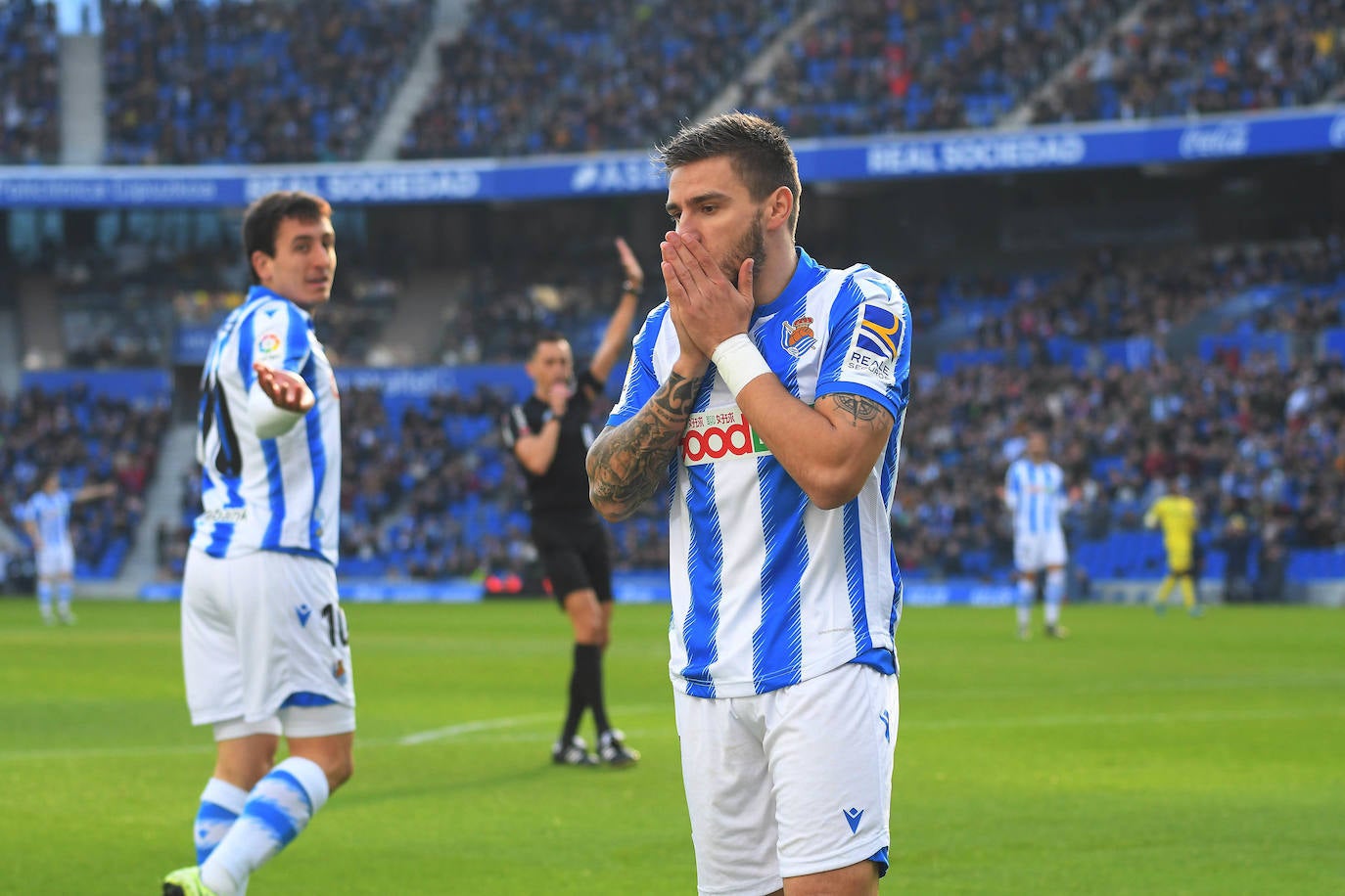 Willian José ha adelantado a la Real en el marcador al descanso, pero el Villarreal ha remontado con los goles de Trigueros de penalti, y Cazorla tras la revisión del VAR