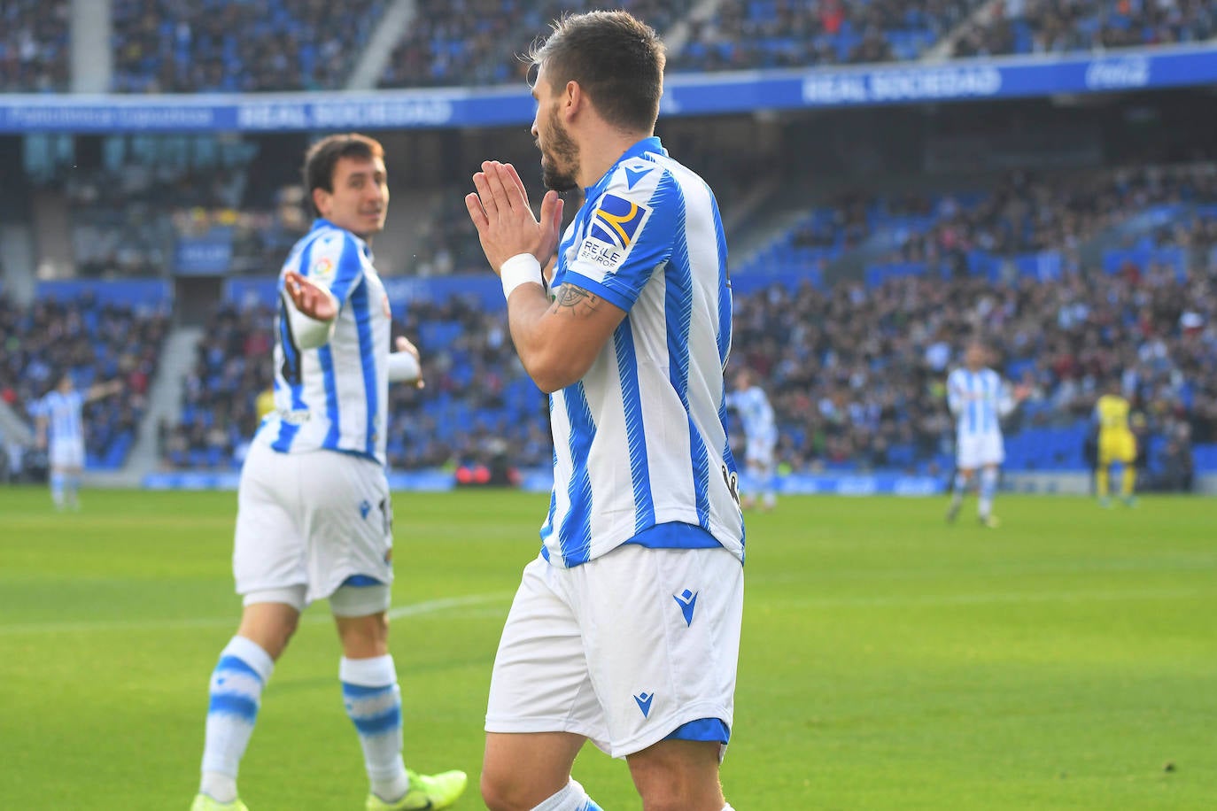 Willian José ha adelantado a la Real en el marcador al descanso, pero el Villarreal ha remontado con los goles de Trigueros de penalti, y Cazorla tras la revisión del VAR